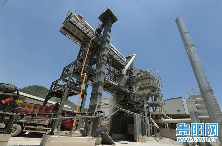 8月13日,在貴州筑城恒創建設工程有限公司龍井拌和站,堆放著6,7萬噸的